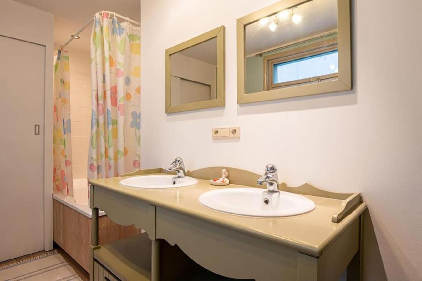 Spacious 7-bed House In Prázdninový dům Ostende