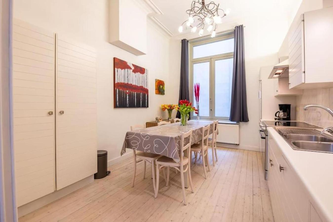 Spacious 7-bed House In Prázdninový dům Ostende